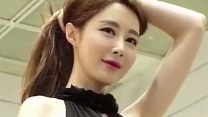 美女车模身穿黑色紧身连衣裙，大饱眼福！