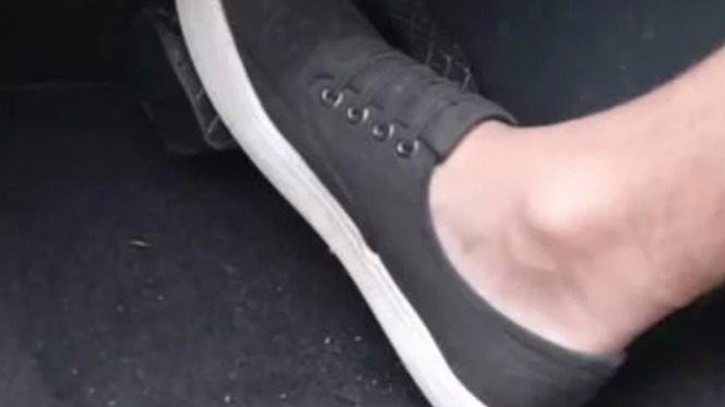 是技术不到家还是为省油?开车时，司机为何要油门松一下踩一下?