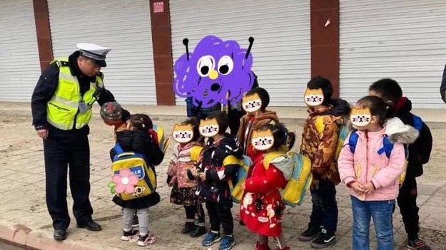 准载5人的轿车挤了9名小朋友，司机竟称未想过超载后果