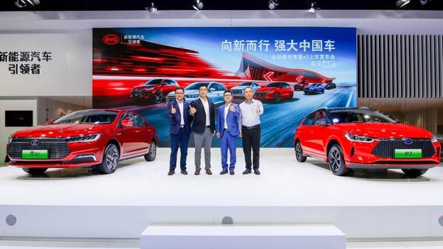 比亚迪全新秦全球预售，送真秦万元礼这才是紧凑级家轿性价比之王