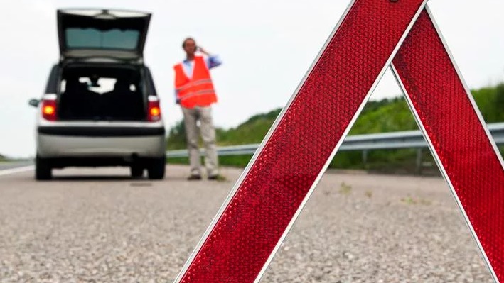 占用应急车道为何会被处罚？很多司机不理解，宁愿空着也不让车走