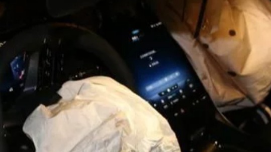 奔驰司机醉驾路边保时捷遭殃