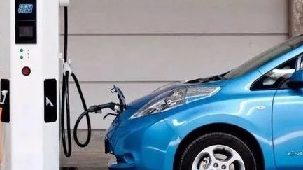 那为何不选择油电双车的配置来满足家用呢?