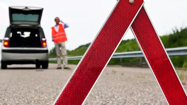 占用应急车道为何会被处罚？很多司机不理解，宁愿空着也不让车走