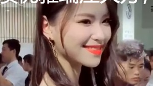 成熟性感的女神级车模，气质优雅端庄大方，有种无法抗拒的魅力