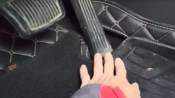 去外面洗车自己要留个心眼，不能让洗车工这样做，出事就来不及了