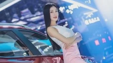 图中的这位车模整个人看上去十分的性感，那么就让小编带着大家来仔细的分析一下小姐姐的穿搭吧。