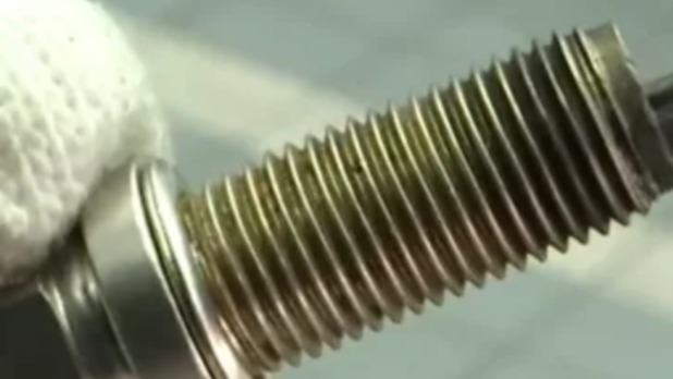 奔驰车主网购便宜火花塞：毁了发动机、维修要花好几万