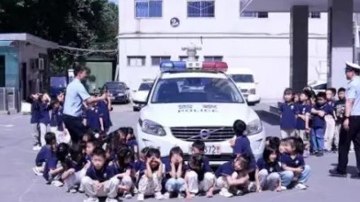 转给更多人！车旁有75个孩子，司机竟然一个也看不到