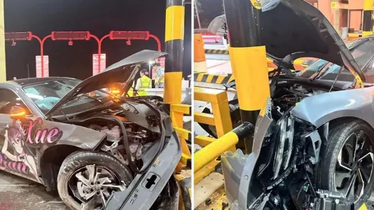 时速130km/h撞向收费站，A柱都未变形！网友：当我傻？