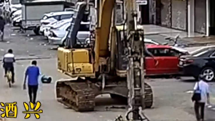 疯狂！醉酒男与朋友吵架，偷开挖掘机砸毁路边两辆车