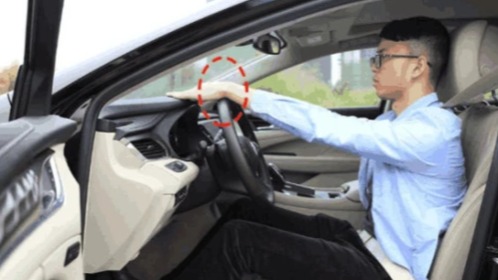 车内气囊弹出后，重新放进去要花多少钱？维修工：车主们听完后别