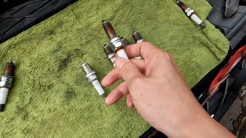 火花塞多久换一次比较好？记住这个更换标准，就不怕修车被坑了