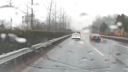 高速上遇积水只会踩刹车就错了，这才是正确做法，关键时候能保命