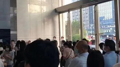 欠薪过亿！时隔两月 宝能汽车总部又被“堵门”