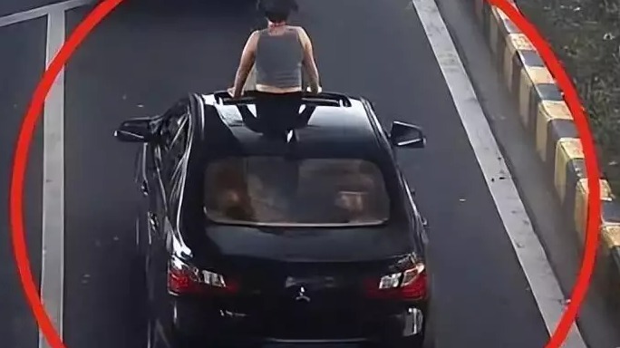 女子将身子探出汽车天窗？你已成功引起交警的注意……