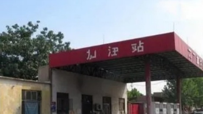 私营加油站哪里来的底气？油价便宜，还送纸、免费洗车