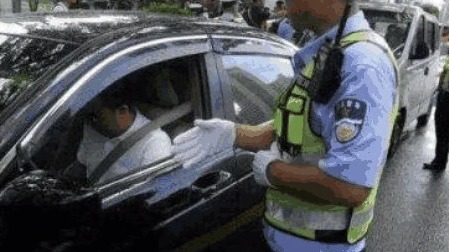 雨刮器是只用来刮车窗？老司机：知道这4个隐藏功能，事故率减半