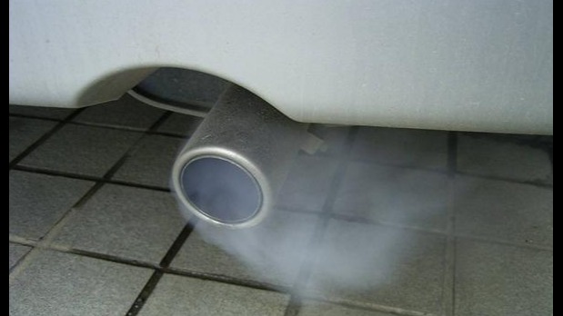排气管冒蓝烟、白烟、黑烟有讲究？车子是否烧机油就看它了