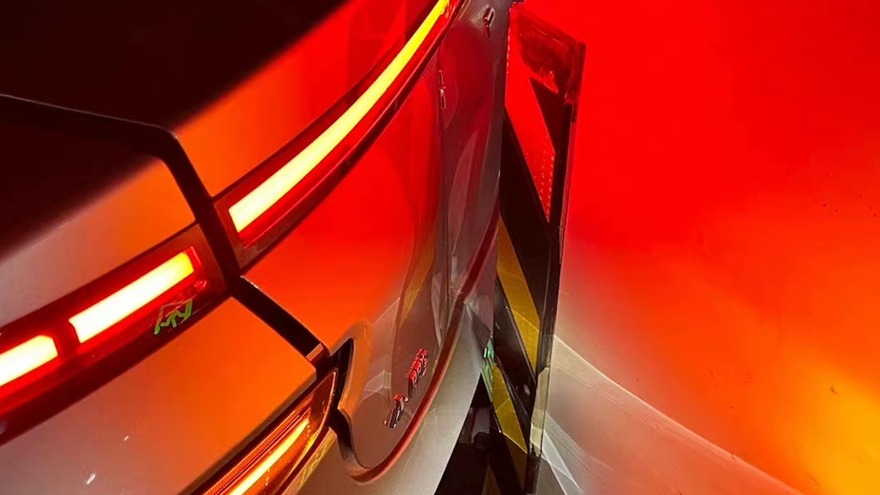 小鹏P7被曝自动泊车撞到车库结构柱 喊着取消科目的朋友，小心点