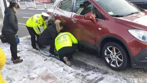 轿车轮胎没气无法正常行驶 执勤交警“单膝跪地”帮换轮胎