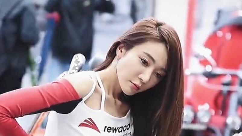 漂亮车模小姐姐