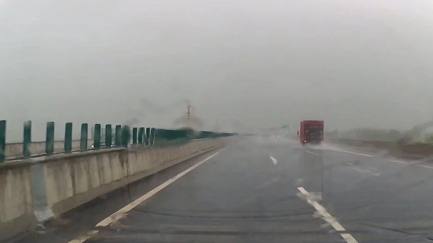 什么颜色的车跑高速最安全？喵哥趁着暴雨带你去看看，你就清楚了
