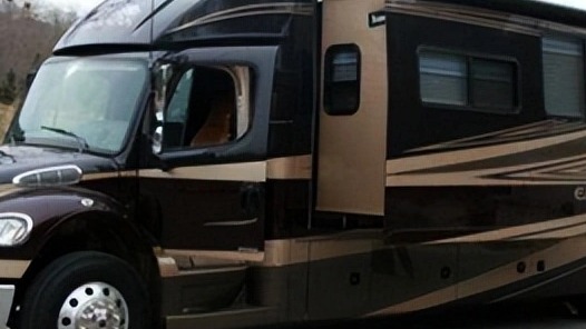 揭秘成龙座驾：500万移动城堡，1箱油8千，内饰奢华，全球仅1台