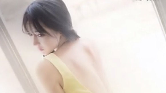 韩国最美车模韩佳恩嫩黄美裙写真 大秀美背