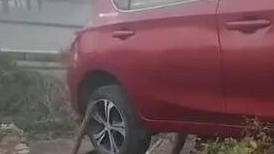 险！轿车即将滑下山崖，这时他们冲了上去