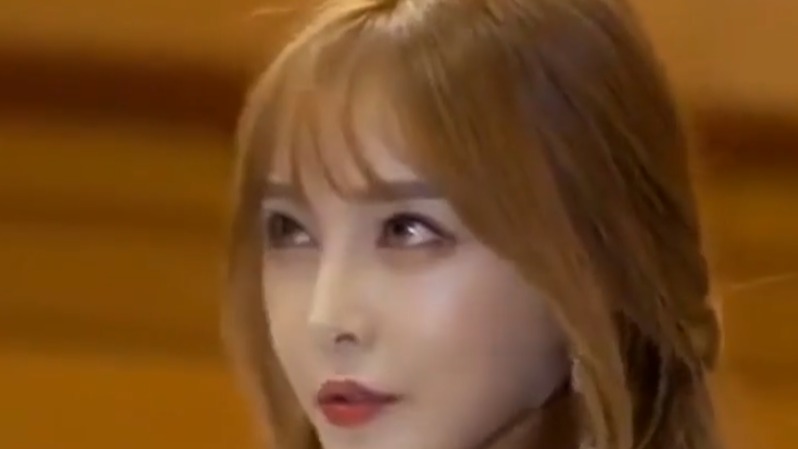 性感妩媚的韩国车模，连背影都那么迷人！