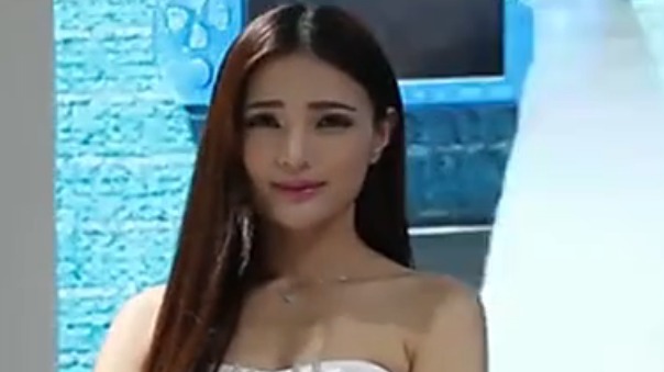 车展火辣车模秀长腿比拼颜值