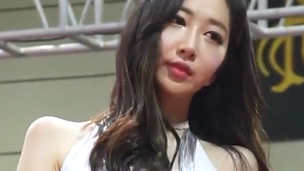 十分精致的美女车模，面对镜头很自然！