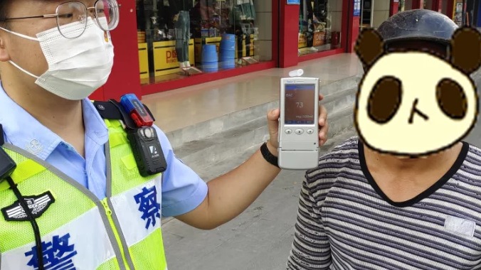 交警面前，男子“自信”放话：“我又不违法！”下一秒，驾驶证被