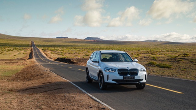 众里寻他千百度 ，宝马“电”车香满路|试驾宝马iX3