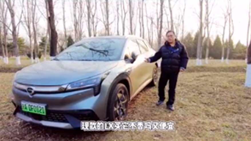 后排空间秒杀汉兰达！沙发床都能搬上车