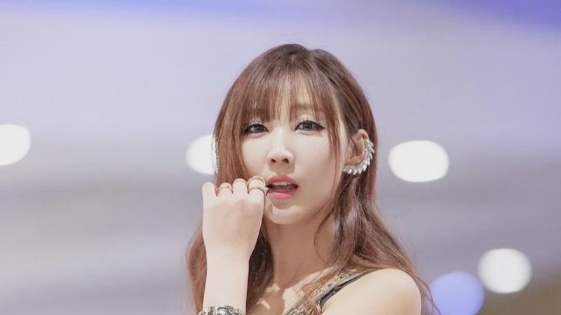 脸蛋超好看的美女车模，傲人身材性感十足，女神范尽显