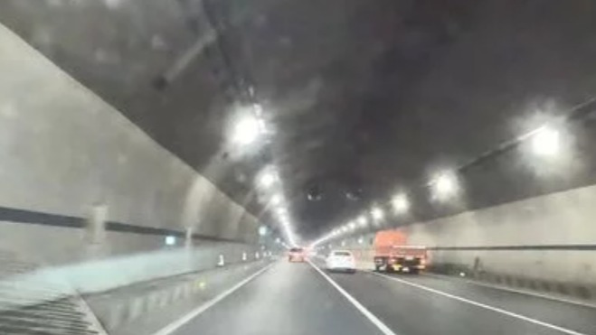 开车过隧道要不要开灯？为何很多司机偏不开灯呢？喵哥告诉你原因