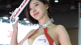 美腿车模演绎车展秀，谁敢跟她比腿长！