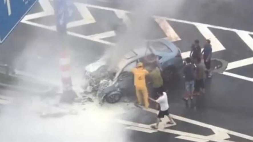 上到百万豪车下到平民家用车 丰田碰撞后车门锁死成通病？