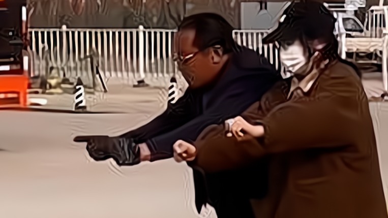 全凭感觉开车！山东泰安驾校教练教学生无实物练车，更像是打太极