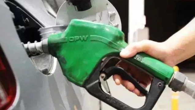 油价两连跌，每升便宜0.28元，为何油价总是“涨多降少”？