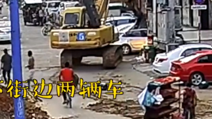 疯狂！醉酒男与朋友吵架，偷开挖掘机砸毁路边两辆车