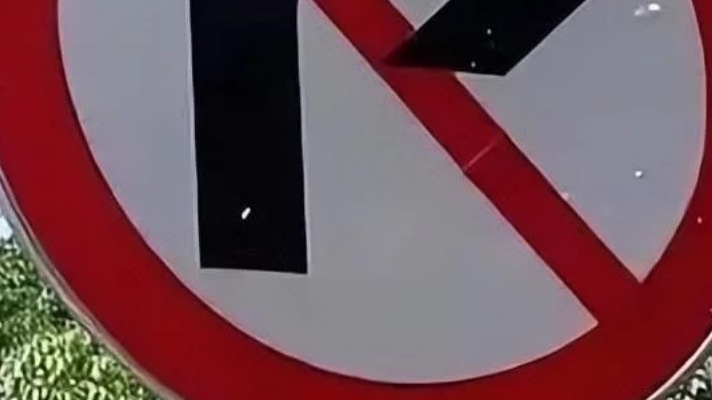 开车通过路口，一定要认清这几个标志牌