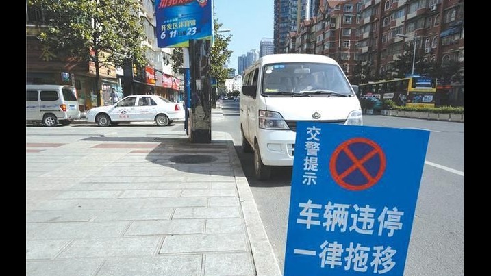 小伙违停给自己贴罚单 交警：要不是还没开工，差点就信了！