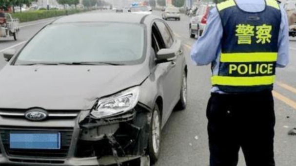 爱车不知何时被刮花，该第一时间通知谁？定损员：搞错顺序会吃亏