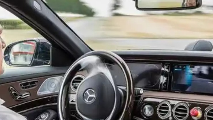 为什么老司机都喜欢躺着开车，原来其中还有这样的原因！