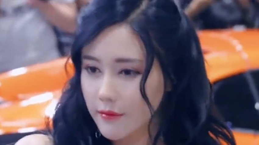 车展性感美女，网友：车模界范冰冰！