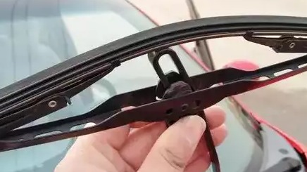 汽车雨刷是否需要定期更换？看完你就懂了