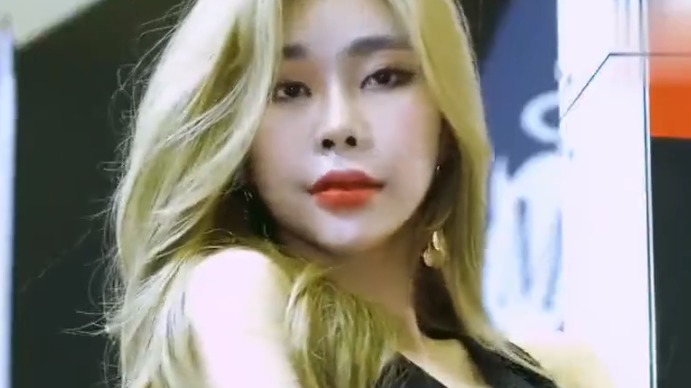 车展现场：仙气十足的美女车模，一出场就成为焦点！